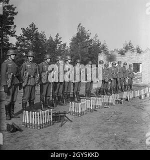 Original - Bildunterschrift: Piionier Stoßtrupp mit Ausrüstung, Deutschland 1940er Jahre. Engineering Soldat Gruppe mit Ausrüstung, Deutschland 1940. Stockfoto