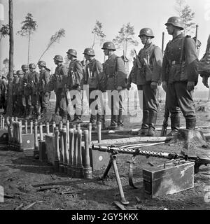 Original-Bildunterschrift: Pionier Stoßtrupp mit Aurüstung angetreten, Deutschland 1940er Jahre. Engineering Unit Musterung, Deutschland 1940. Stockfoto