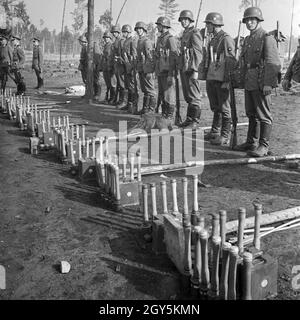 Original - Bildunterschrift: Piionier Stoßtrupp mit Ausrüstung, Deutschland 1940er Jahre. Engineering Soldat Gruppe mit Ausrüstung, Deutschland 1940. Stockfoto