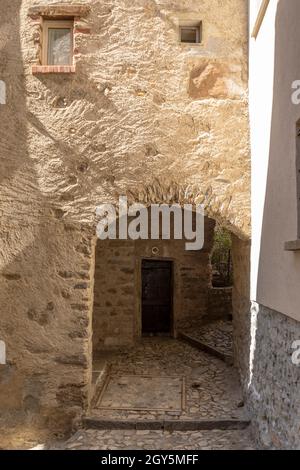 08.04.2021 Brè Paese im Tessin, Schweiz. Gasse und niemand drinnen Stockfoto