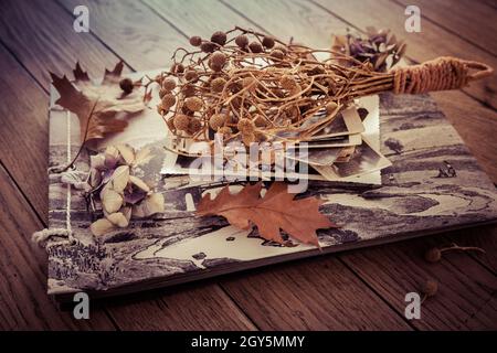 Erinnerungen - Bestand an alten und Vintage-Fotos auf Holzhintergrund Stockfoto