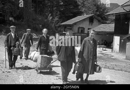 Verrieben aus den ehemaligen deutschen Ostgebieten kommen in Bayern an, Deutschland 1940er Jahre. Flüchtlinge aus dem ehemaligen deutschen Ostgebiet erreichten das sichere Bayern, Deutschland 1940er Jahre Stockfoto