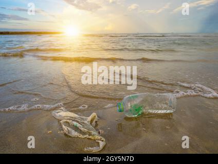 Müll am Strand Meer Kunststoff Flasche liegt am Strand und belastet das Meer und das Leben der Unterwasserwelt verschüttete Müll am Strand der großen Stadt. Stockfoto