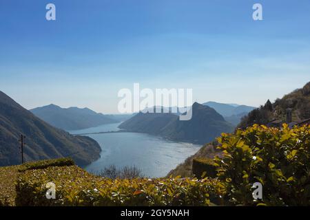 08.04.2021 Brè Paese im Tessin, Schweiz. Panorama des Luganersees von Brè Paese. Sonniger Frühlingstag Stockfoto