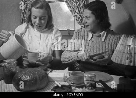 Eine Familie bei Kaffee und Kuchen, Deutschland 1940er Jahre. Eine Familie, die Kaffee getrunken hat, Deutschland 1940er Jahre. Stockfoto