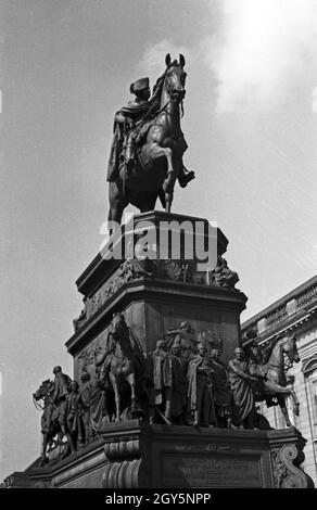 Spaziergang durch Berlin, hier: Friedrich der große Denkmal unter den Linden, Deutschland 1930er Jahre. Ein Spaziergang durch Berlin, hier: Friedrich II Denkmal, Deutschland 1930er Jahre. Stockfoto