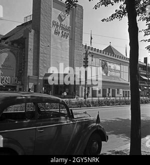 Spaziergang durch die Reichshauptstadt Berlin, hier am Kino Ufa Palast am Zoo in der Hardenbergstrasse während der Spielzeit des Films 'der Postmeister' mit Heinrich George, 1940er Jahre. Ein Spaziergang durch die Hauptstadt des III.. Reich, Berlin, hier Ufa Palast Kino, 1940er Jahre. Stockfoto