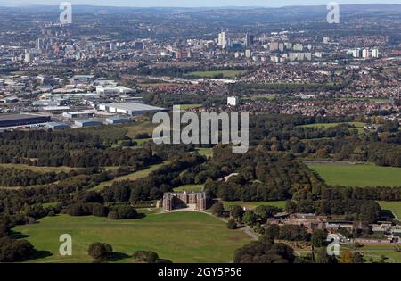 Luftaufnahme von Temple Newsam mit der Skyline von Leeds im Hintergrund Stockfoto