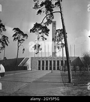 Spaziergang durch die Reichshauptstadt Berlin, hier der Glockenturm am Maifeld im Westend, 1940er Jahre. Ein Spaziergang durch die Hauptstadt des III.. Reich, Berlin, hier der Glockenturm des Olympiastadions, 1940er Jahre. Stockfoto