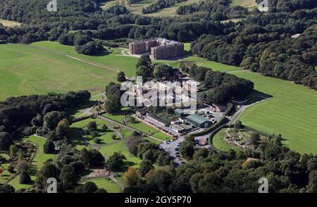 Luftaufnahme von Temple Newsam, einer Touristenattraktion in Leeds, mit Home Farm im Vordergrund Stockfoto