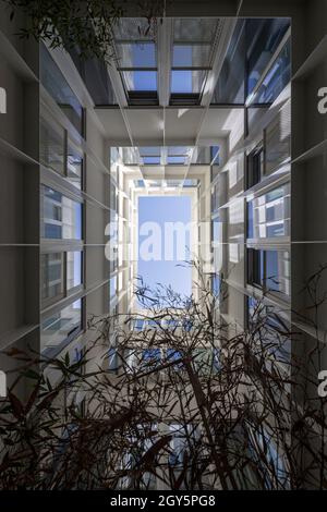 Blick vom Innenhof nach oben. Ribeira 11, Lissabon, Portugal. Architekt: Ricardo Carvalho Arquitectos & Associados, 2021. Stockfoto