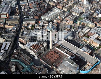 Luftaufnahme von Liverpool mit der St Johns Beacon Viewing Gallery (Radio City Tower) und dem St Johns Shopping Center im Vordergrund Stockfoto