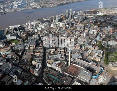 Luftaufnahme des Stadtzentrums von Liverpool mit Blick nach Westen von der St Johns Beacon Viewing Gallery (Radio City Tower) zur Uferpromenade Stockfoto