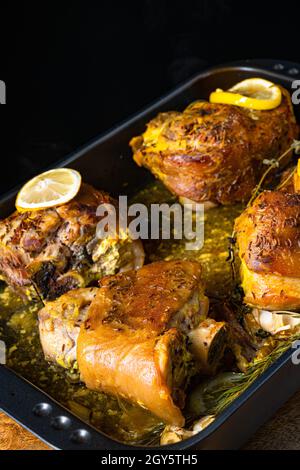Knusprig gebratene Schweineknöchel aus dem Ofen Stockfoto