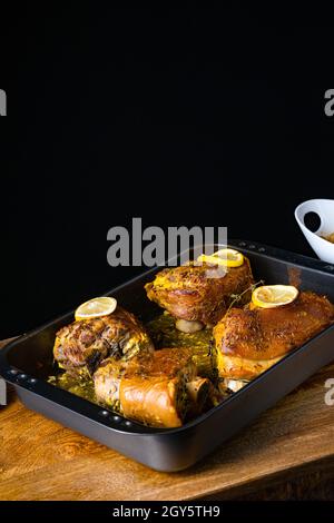 Knusprig gebratene Schweineknöchel aus dem Ofen Stockfoto