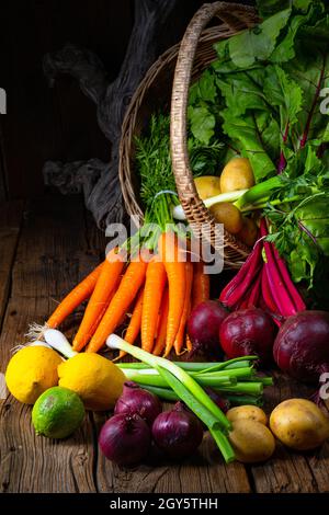 Korb mit versch. gemüse: rote beete und karotte Stockfoto