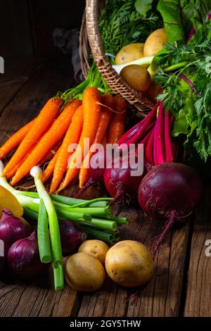 Korb mit versch. gemüse: rote beete und karotte Stockfoto