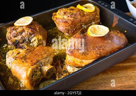 Knusprig gebratene Schweineknöchel aus dem Ofen Stockfoto