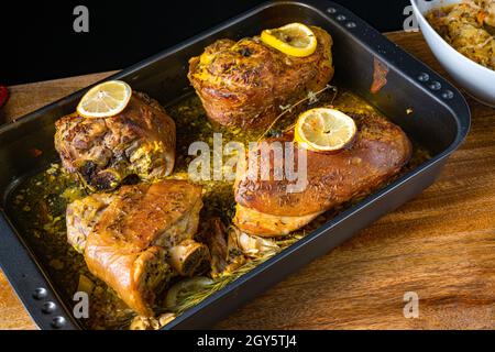 Knusprig gebratene Schweineknöchel aus dem Ofen Stockfoto