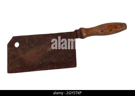 Makro eines rostigen alten Fleischerspalters mit Holzgriff isoliert auf weißem Hintergrund. Vintage-Metzger oder Küchenmesser. Stockfoto
