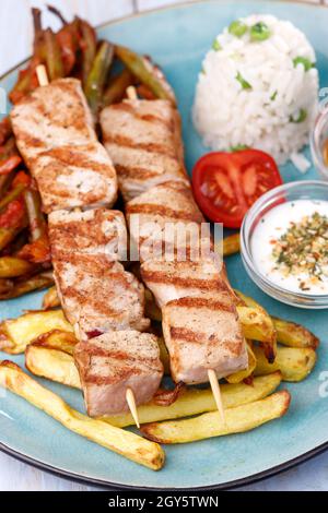 griechische Souvlaki-Spieße mit pommes frites Stockfoto