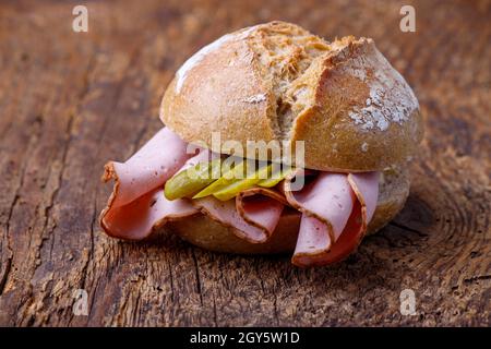 bayrisches Hackbraten-Brötchen auf Holz Stockfoto