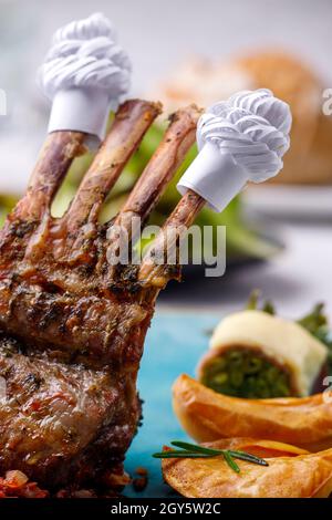 Lammrippchen mit Rüschen und Salat Stockfoto