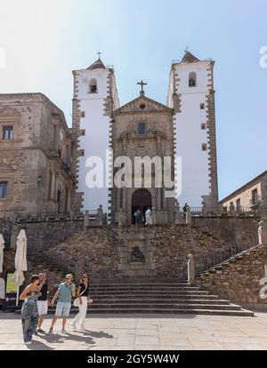 Cáceres Spanien - 09 12 2021: Blick auf die San Francisco Javier Kirche, oder Preciosa Sangre Kirche, eine ikonische Heritage Kirche auf Cáceres Stadt, Tourist Peo Stockfoto