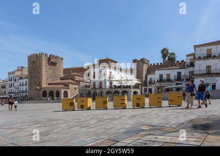 Cáceres Spanien - 09 12 2021: Blick auf die Plaza Mayor in der Innenstadt von Cáceres, mit einer Skulptur aus Briefen, die Cáceres identifizieren, Touristen, die spazieren i Stockfoto