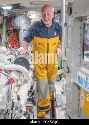 Sheerness, Kent, Großbritannien. Oktober 2021. Robin Castle MBE, der Sheerness RNLI 40 Jahre vorbildlichen Dienst als Coxswain/Mechaniker der Allwetter-Rettungsboote ('Helen Turnbull' und später 'George & Ivy Swanson') widmete, wurde zum Ehrenfreeman von Swale in Kent ernannt (nur die achte Person, die diesen Titel erhielt). Robin erhielt auch die RNLI Bronze-Medaille für Gallanterie, nachdem er geholfen, zwei Angler in der speichern 1987 Orkan. [DATEI-FOTO von Robin im makellosen Maschinenraum der Trent-Klasse von „George & Ivy Swanson“ während eines Tages der offenen Tür 2017]. Kredit: James Bell/Alamy Live Nachrichten Stockfoto