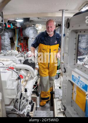 Sheerness, Kent, Großbritannien. Oktober 2021. Robin Castle MBE, der Sheerness RNLI 40 Jahre vorbildlichen Dienst als Coxswain/Mechaniker der Allwetter-Rettungsboote ('Helen Turnbull' und später 'George & Ivy Swanson') widmete, wurde zum Ehrenfreeman von Swale in Kent ernannt (nur die achte Person, die diesen Titel erhielt). Robin erhielt auch die RNLI Bronze-Medaille für Gallanterie, nachdem er geholfen, zwei Angler in der speichern 1987 Orkan. [DATEI-FOTO von Robin im makellosen Maschinenraum der Trent-Klasse von „George & Ivy Swanson“ während eines Tages der offenen Tür 2017]. Kredit: James Bell/Alamy Live Nachrichten Stockfoto