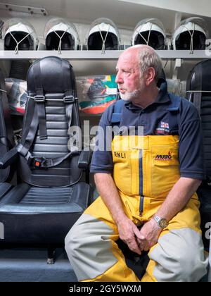 Sheerness, Kent, Großbritannien. Oktober 2021. Robin Castle MBE, der Sheerness RNLI 40 Jahre vorbildlichen Dienst als Coxswain/Mechaniker der Allwetter-Rettungsboote ('Helen Turnbull' und später 'George & Ivy Swanson') widmete, wurde zum Ehrenfreeman von Swale in Kent ernannt (nur die achte Person, die diesen Titel erhielt). Robin erhielt auch die RNLI Bronze-Medaille für Gallanterie, nachdem er geholfen, zwei Angler in der speichern 1987 Orkan. [DATEI-FOTO von Robin in der Trent-Klasse 'George & Ivy Swanson' während eines Tages der offenen Tür 2017]. Kredit: James Bell/Alamy Live Nachrichten Stockfoto