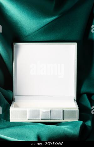 Weihnachts Produkt Display weißen Geschenkbox stehen auf grünem Hintergrund. Geschenkbox für Showprodukt, Parfüm, Promotion Verkauf, Präsentation, Kosmetik auf der Stockfoto