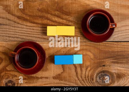 Stapel von Musterwürfel rechteckige Boxen auf Oberfläche poliert mit Multi-Color Stockfoto
