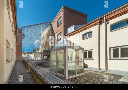 Cuneo, Piemont, Italien - 6. Oktober 2021: Der Bürgerturm (14. Jahrhundert) 52 Meter hoch, in der Via Roma vor dem Rathaus, historische Gebäude mit Stockfoto