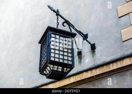 Mittelalterliche schmiedeeiserne Laterne in der Altstadt von Warschau, Polen Stockfoto