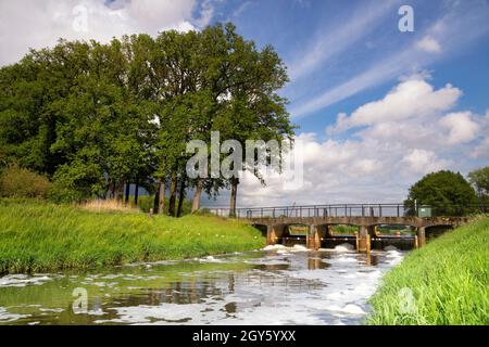 Wehr im Fluss AA in der Nähe von Heeswijk Schloss im niederländischen Dorf Heeswijk-Dinther Stockfoto