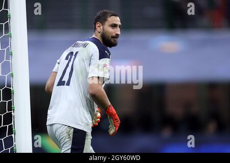 Gianluigi Donnarumma aus Italien schaut während des Halbfinalspiels der UEFA Nations League zwischen Italien und Spanien auf. Stockfoto