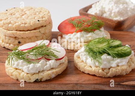 Reisbrot knusprig gezüchtete Radish Scheiben, Tomaten und Gurkenscheiben, Hüttenkäse und frischer Dill Stockfoto