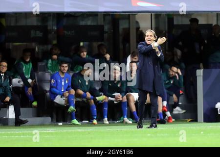 Roberto Mancini, Cheftrainer Italiens, ist während des Halbfinalmatches der UEFA Nations League zwischen Italien und Spanien mit Gesten vertreten. Stockfoto