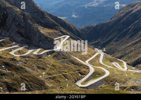 Tremolastraße auf dem Gotthardpass in den Schweizer Bergen. Sonniger Tag, niemand drinnen Stockfoto