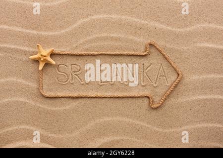 Pfeil aus Seil und Meer Muscheln mit dem Wort Sri Lanka auf dem Sand, als Hintergrund Stockfoto