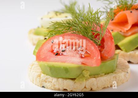 Reisbrot knusprig gezüchtet, Avocado, Tomaten und frischer Dill Stockfoto