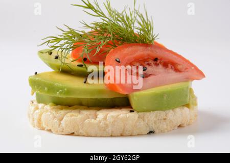 Reisbrot knusprig gezüchtet, Avocado, Tomaten und frischer Dill Stockfoto