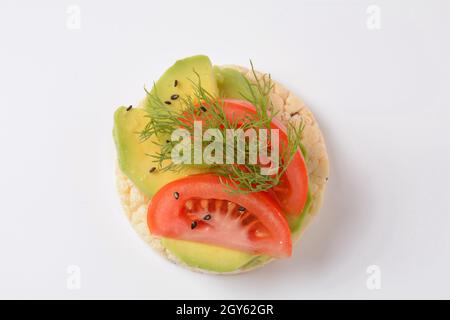 Reisbrot knusprig gezüchtet, Avocado, Tomaten und frischer Dill Stockfoto