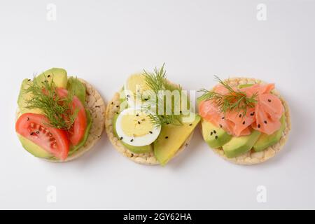 Reisbrot knusprig gezüchtet, Avocado, gekochte Eier Scheiben, Lachs, Tomaten und frischen Dill Stockfoto