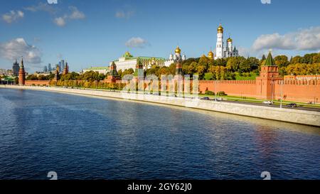 Ansicht des Moskauer Kremls aus Sofiyskaya Damm Stockfoto