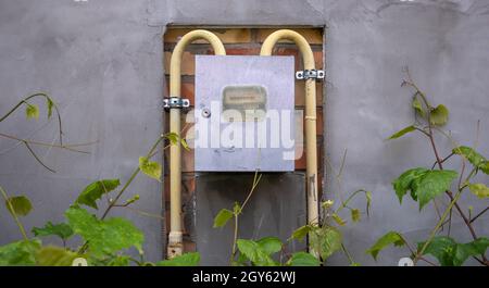 Erdgasmessgerät mit gelben Rohren zur Messung des Gasverbrauchs. Ein externer Gaszähler in einem Privathaus für die Verteilung von Hausgas Stockfoto