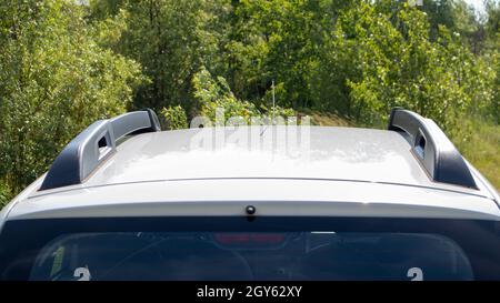 Ein Dachgepäckträger für den Kombi zur Sicherung großer Lasten oder eines Frachtkastens. Anreise mit dem Auto. Teil auf dem Dach des Fahrzeugs installiert Stockfoto