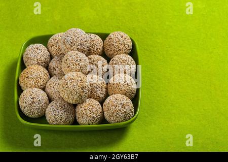 Amaranth oder Rajgira laddu, Cholai ke laddo in grüne Platte auf grünem Hintergrund Stockfoto